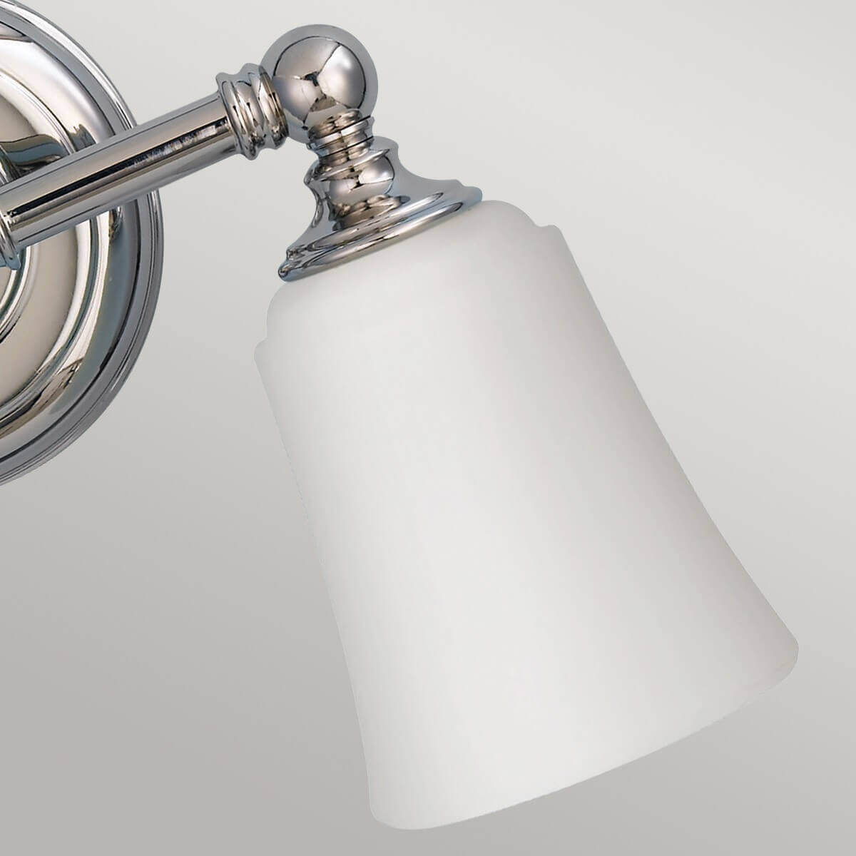 Détail d'un diffuseur en verre opalin et de son support chromé mouluré
