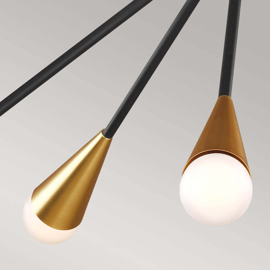 Détail des cônes dorés et des globes de verre opale blanc