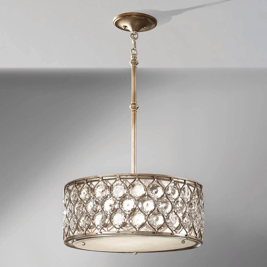 Vue de face sur fond gris, luminaire suspendu avec cristaux et structure métallique.
