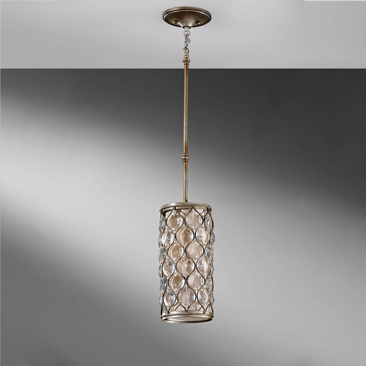Vue entière sur fond gris dégradé, montrant le luminaire suspendu en situation.