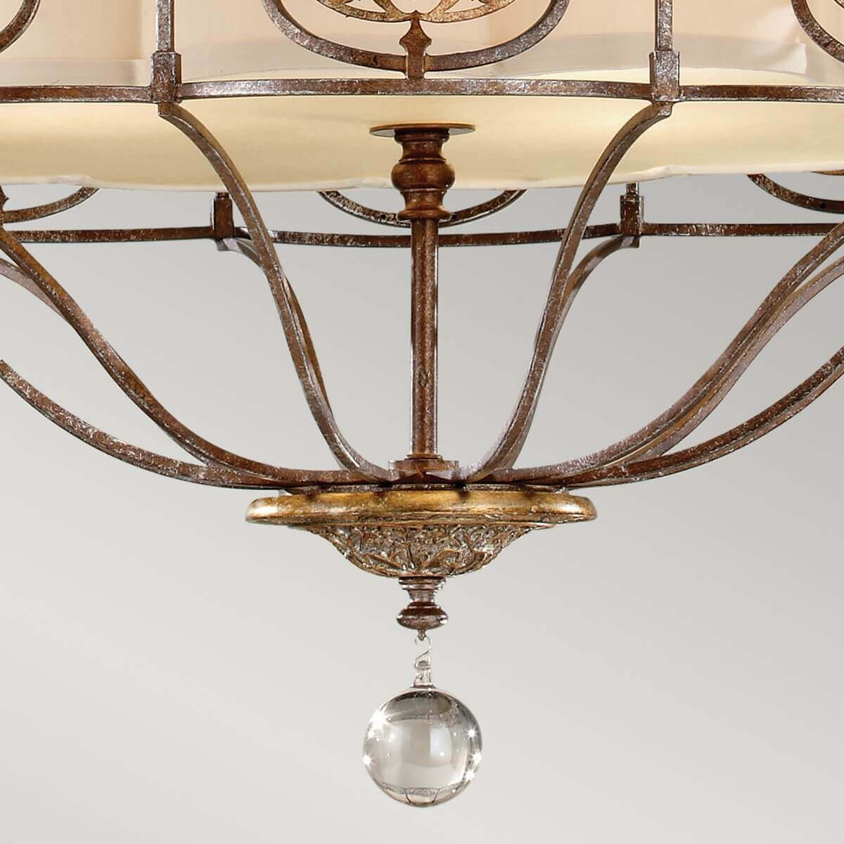 Détail de la finition inférieure avec boule de verre transparente sous le lustre.