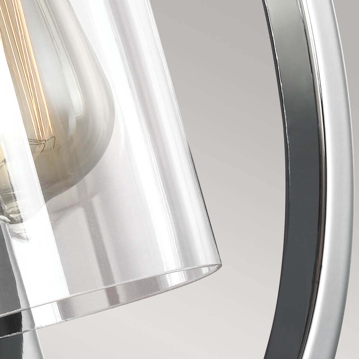 Détail du cylindre de verre transparent laissant voir une ampoule à filament doré