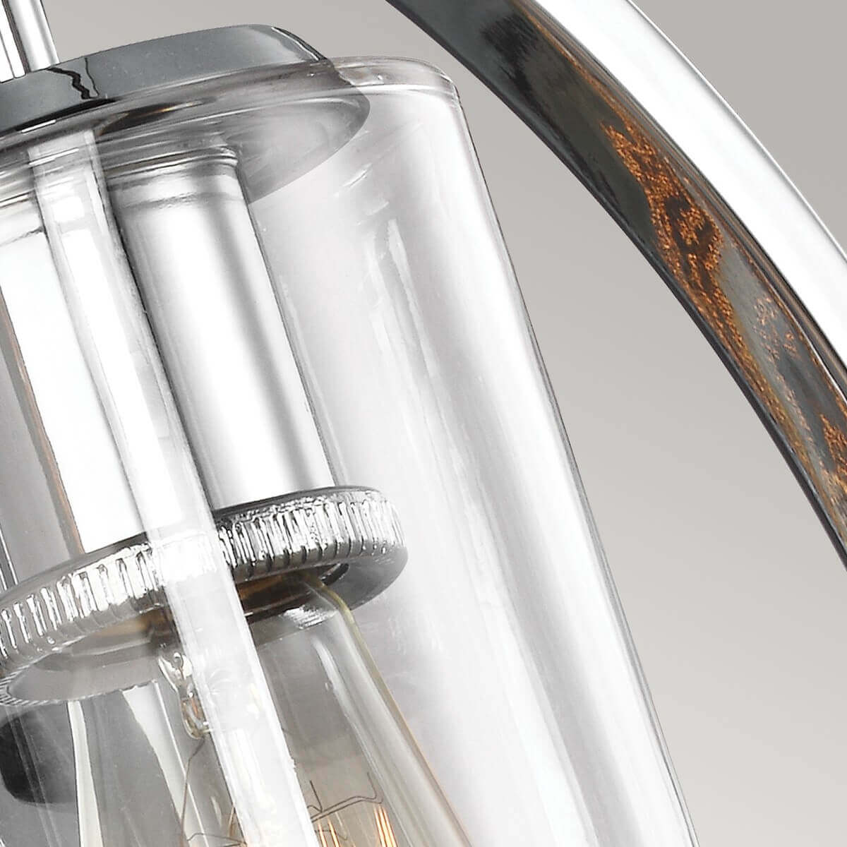Macro sur la douille moletée chromée et le haut du verre cylindrique transparent