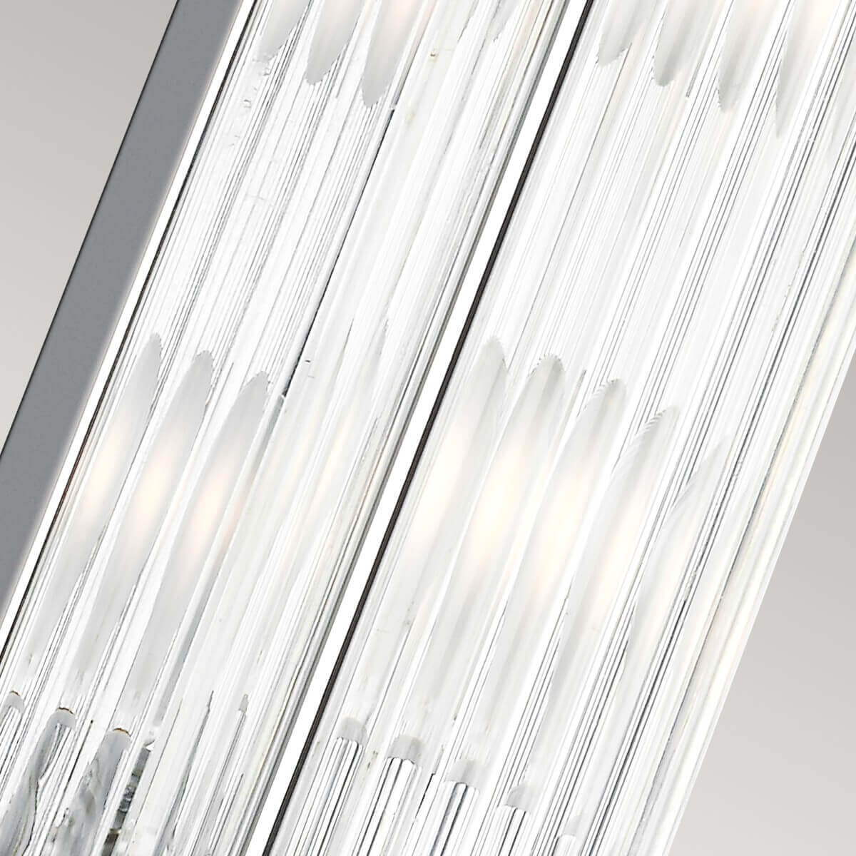 Gros plan sur le verre strié et la lumière interne de l'applique