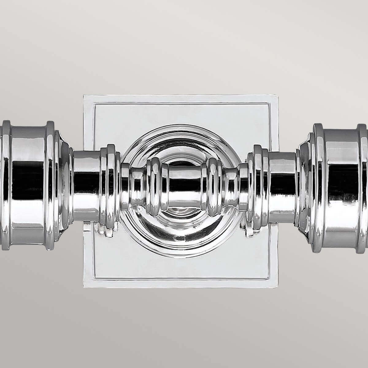 Détail du centre chromé de l'applique, platine carrée et fixations circulaires.