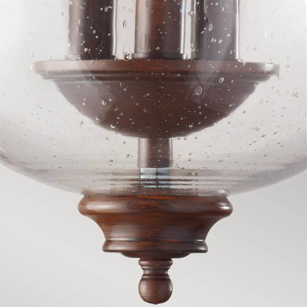 Détail du bas du luminaire avec coupelle centrale et finition en pointe