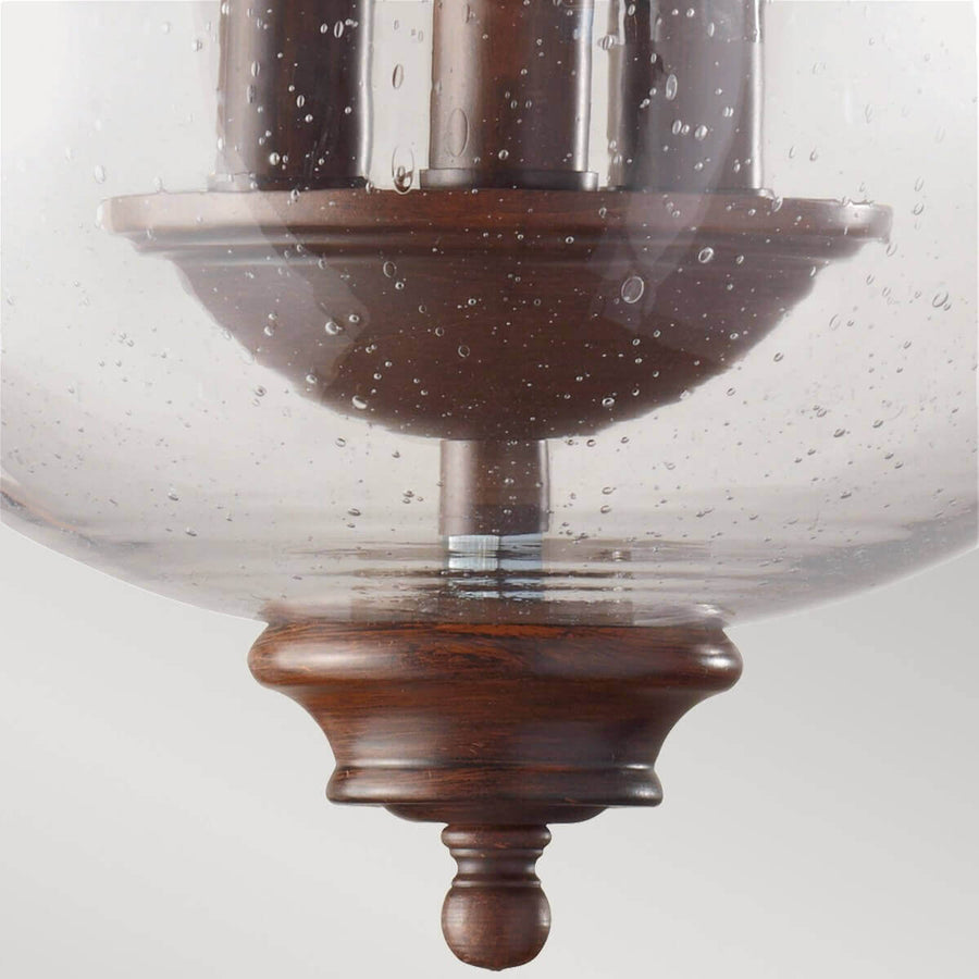 Détail du bas du luminaire avec coupelle centrale et finition en pointe