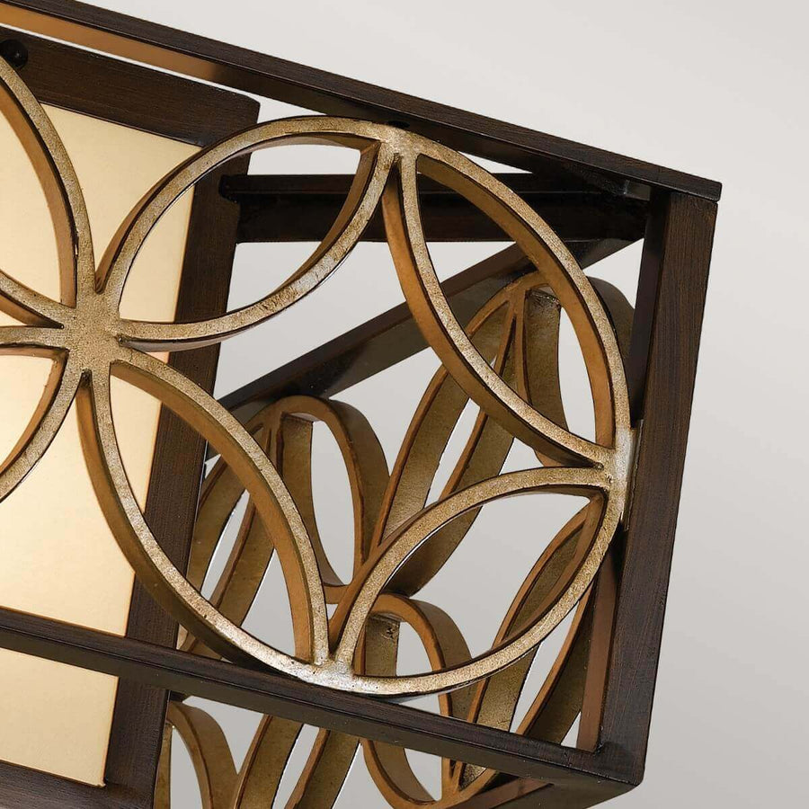 Détail du coin du cadre bronze montrant la superposition des cercles dorés
