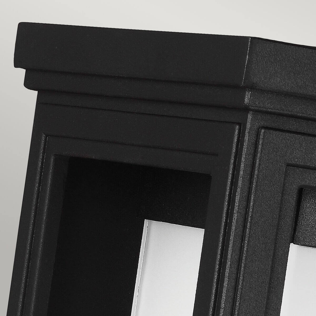 Détail du coin supérieur du cadre noir et du panneau blanc intérieur