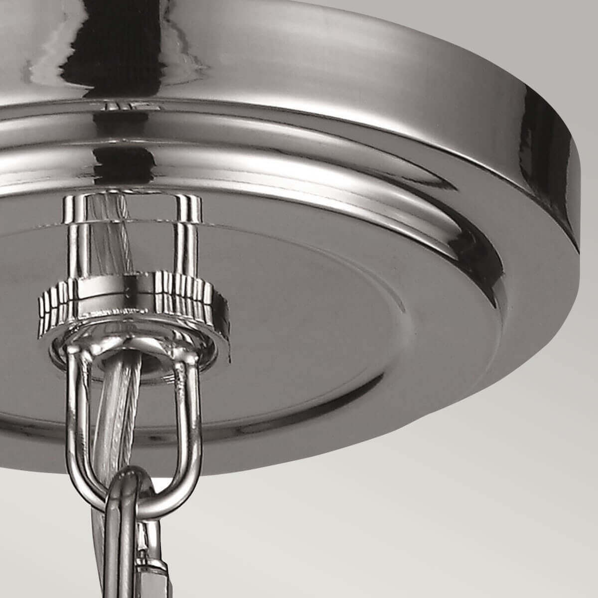 Détail du pavillon de plafond rond en nickel poli avec câble tressé et maillons