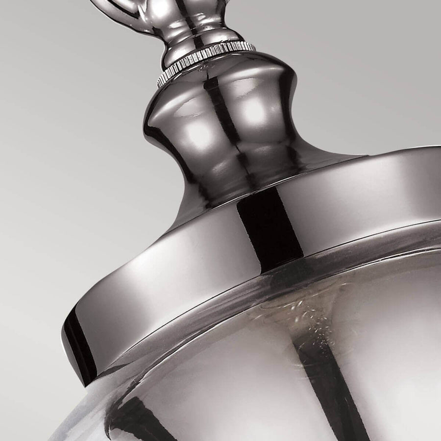 Gros plan sur la bague métallique reliant le globe de verre au support