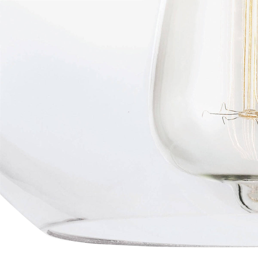 Vue rapprochée du verre transparent et de l'ampoule à filament visible
