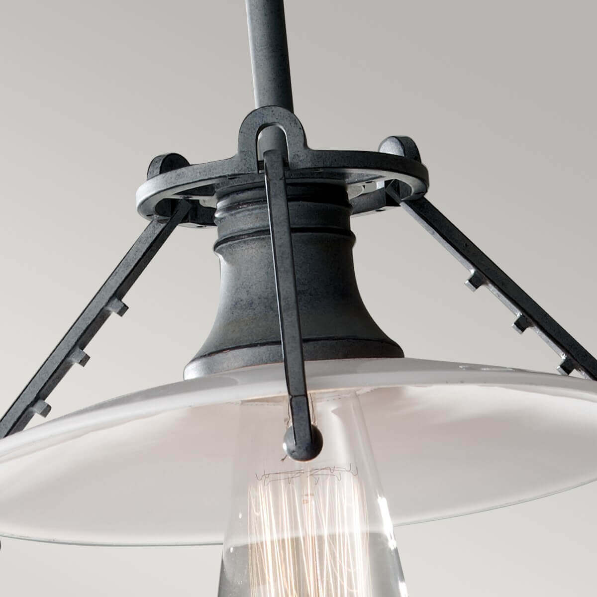 Détail du cercle métallique et des trois tiges supportant l'abat-jour en verre.