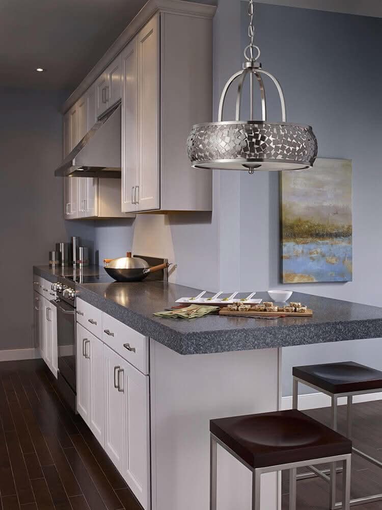 Mise en ambiance du luminaire suspendu au-dessus d'un îlot de cuisine moderne