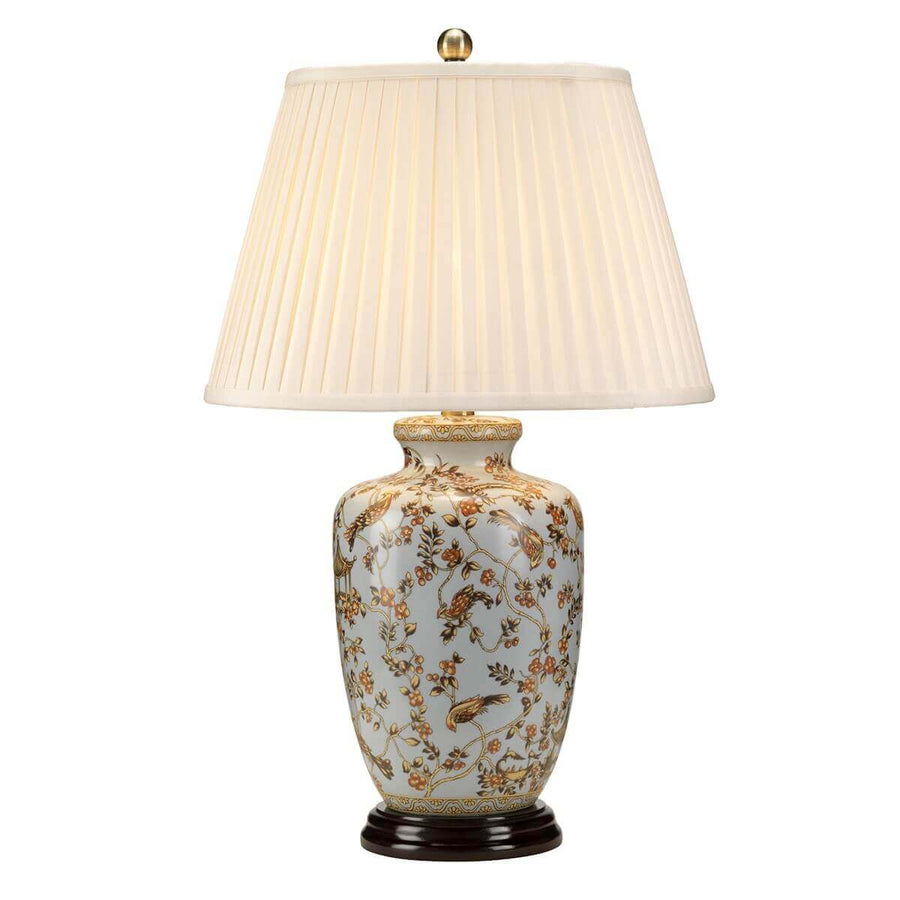 Lampe à poser vue de face, abat-jour plissé crème et base en porcelaine décorée