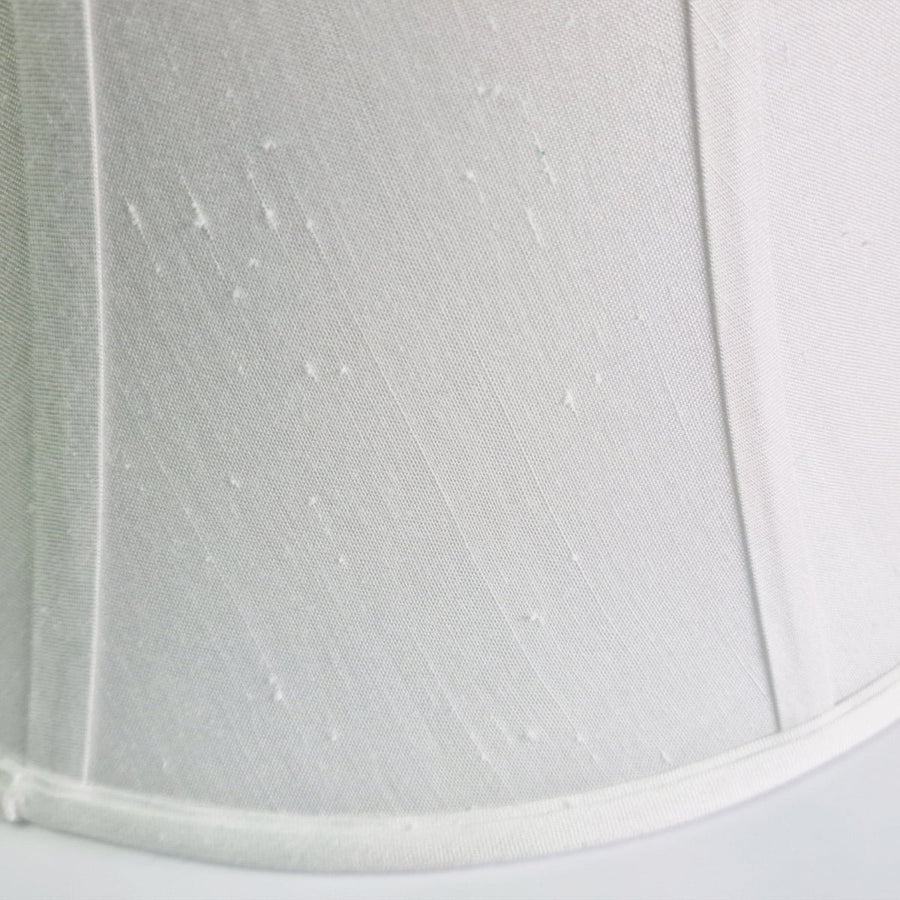 Détail du tissu de l'abat-jour blanc, texture et coutures apparentes