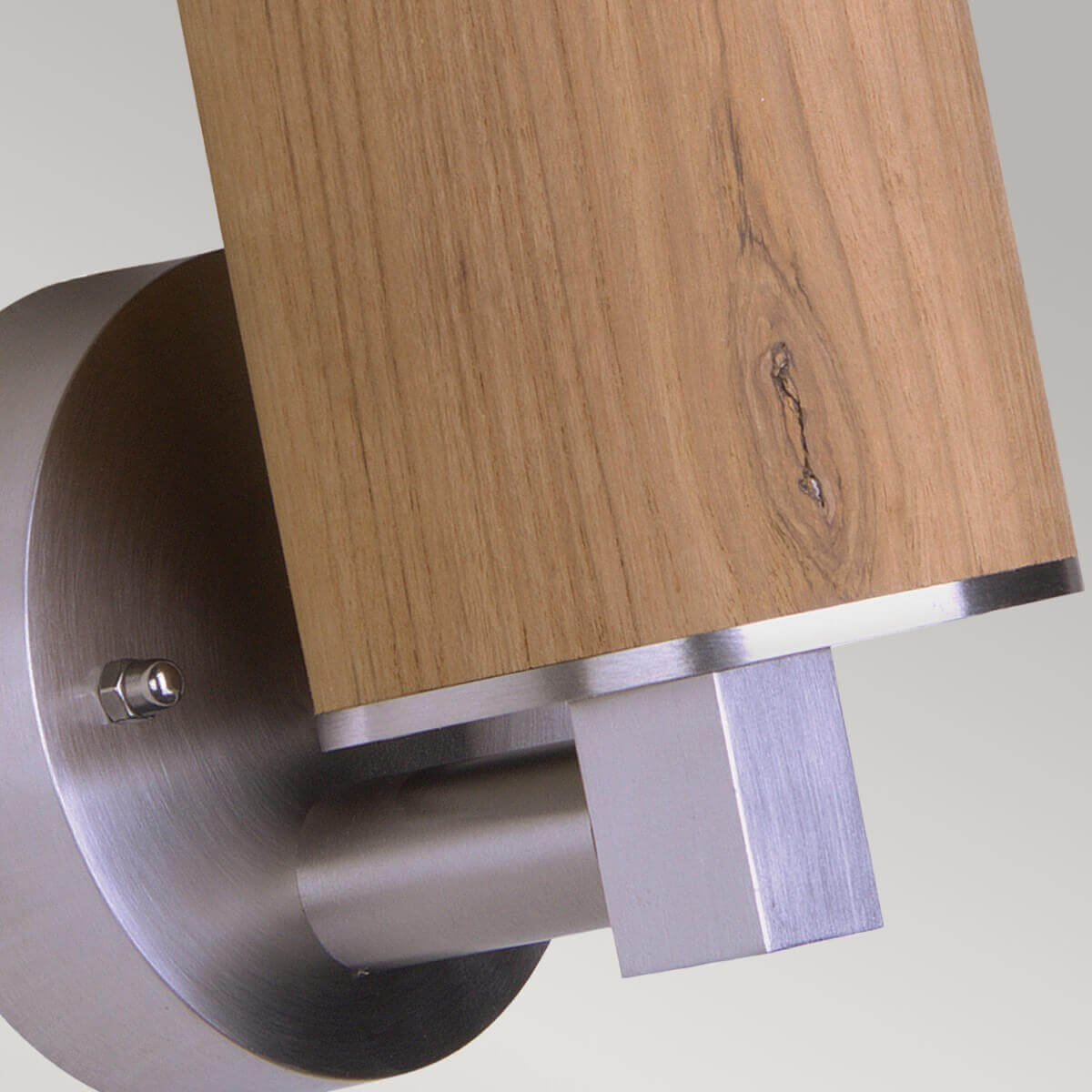Détail de la platine murale brossée, vis inox et veinage du bois