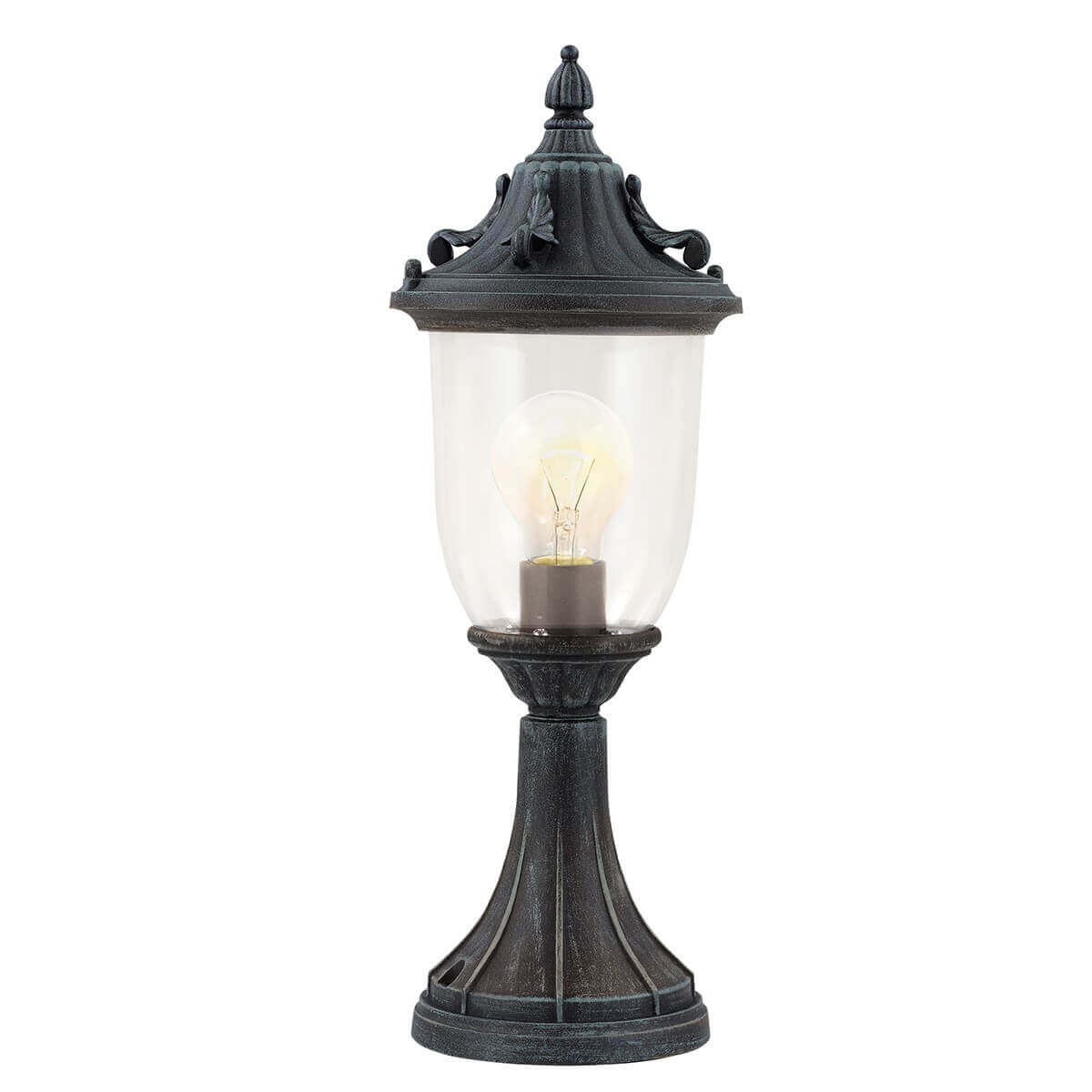 Même lampadaire extérieur allumé, ampoule chaude visible à travers le verre transparent