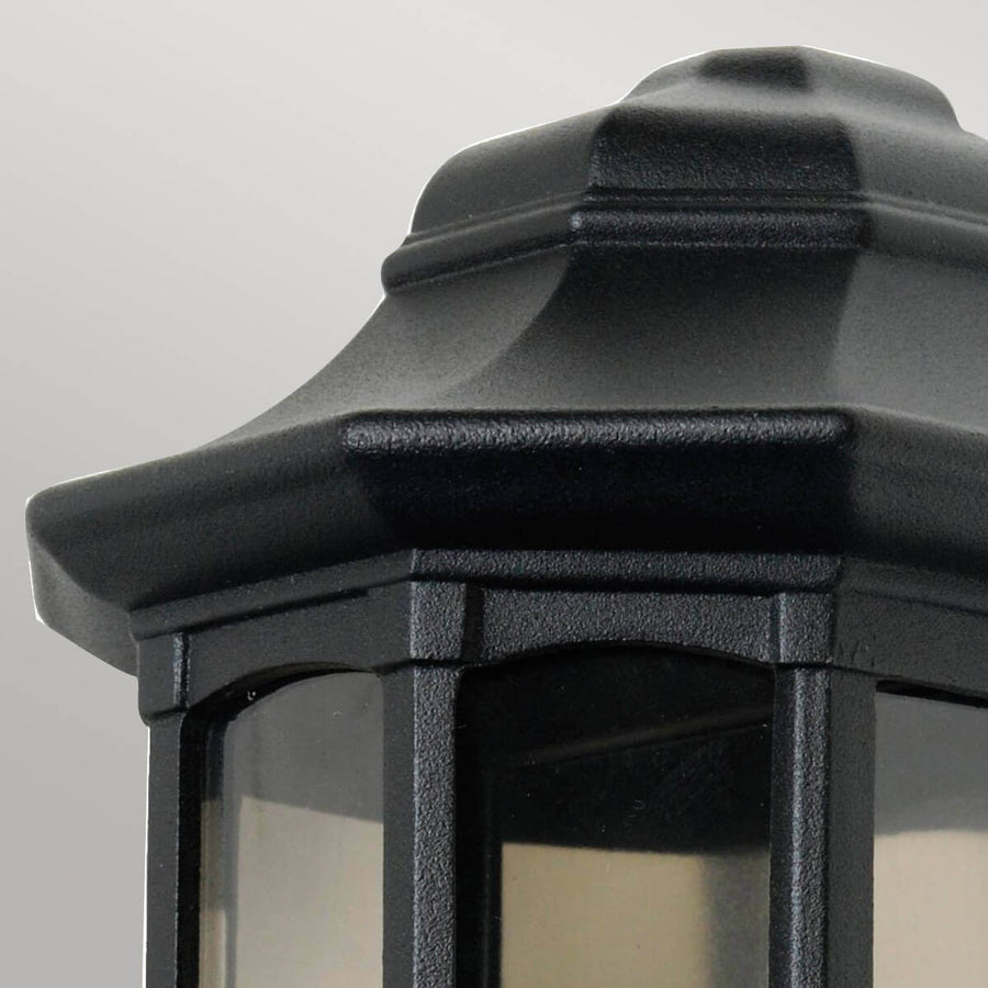 Détail du chapeau supérieur mouluré, métal noir à finition grainée