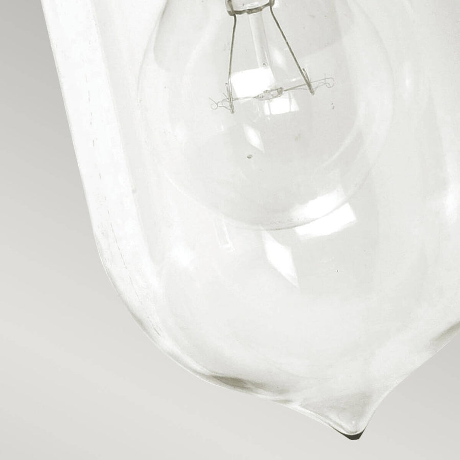 Détail du verre transparent en forme de goutte et de l'ampoule à l'intérieur.