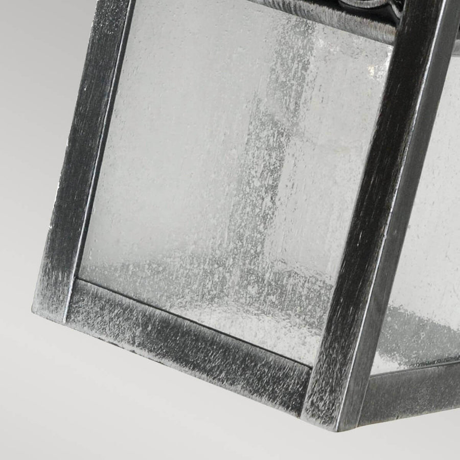 Détail du verre dépoli et de la bordure métallique brossée du panneau