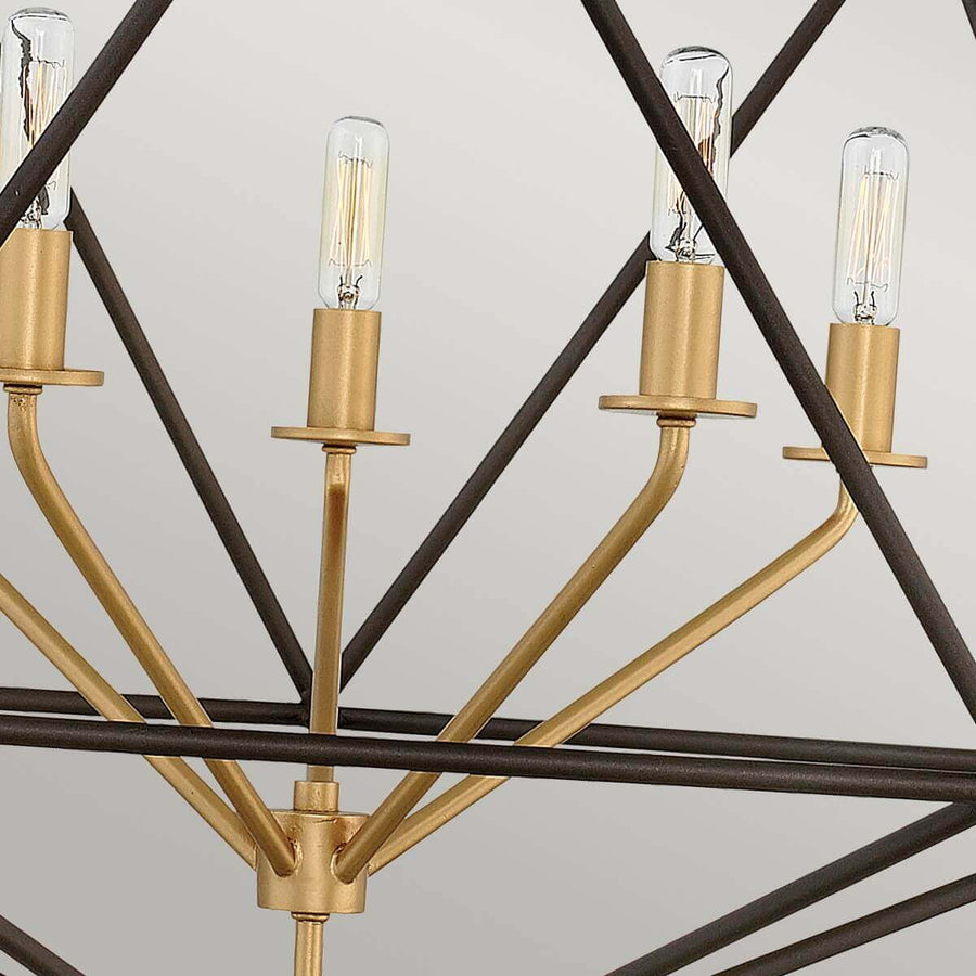 Vue rapprochée des cinq douilles dorées et des ampoules à filament