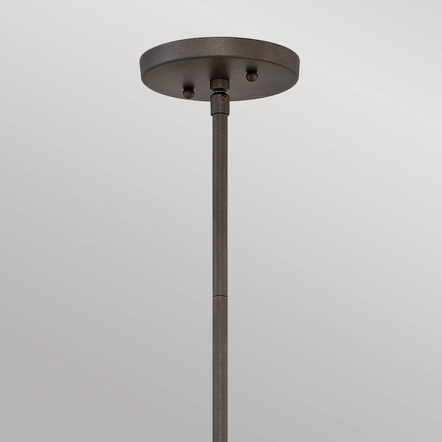 Vue rapprochée du support circulaire au plafond et de la tige verticale.