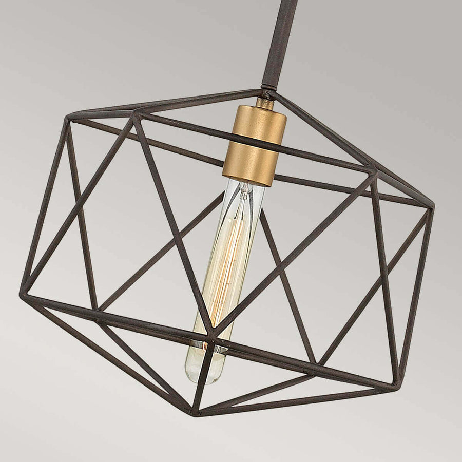 Vue en plongée de la cage ajourée révélant l'ampoule Edison à l'intérieur.