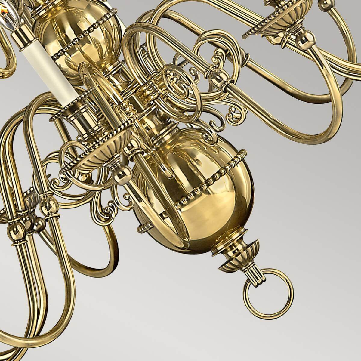 Détail du bas du lustre avec sphère, volutes et anneau terminal