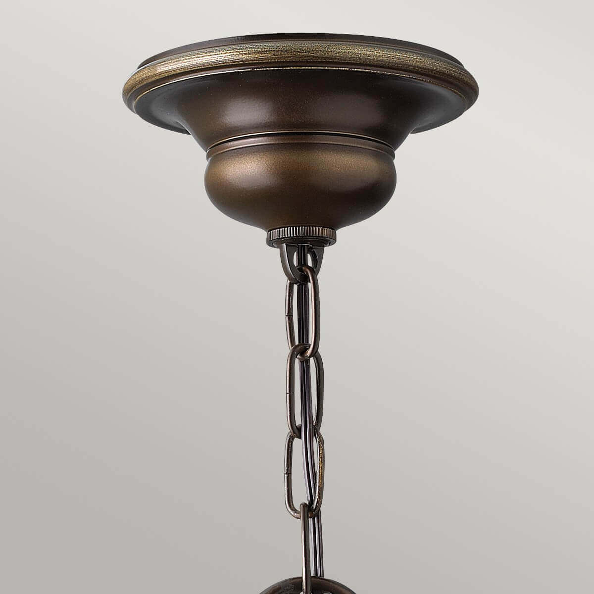 Détail du cabochon de fixation au plafond et de la chaîne de suspension