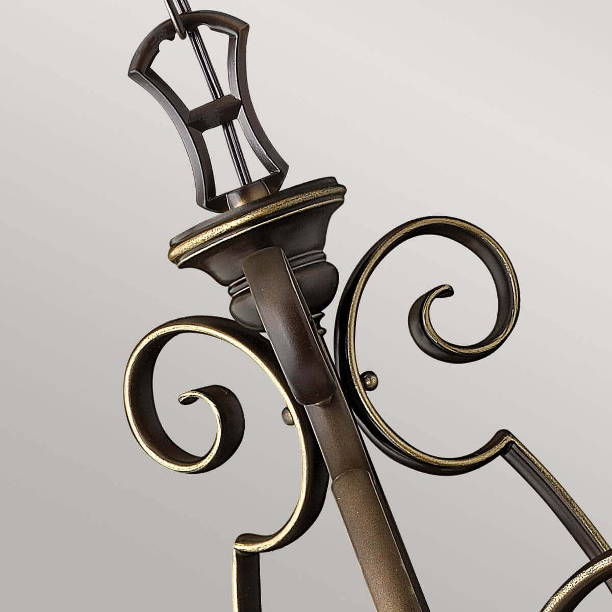 Gros plan sur les volutes décoratives en métal bronze patiné du corps central