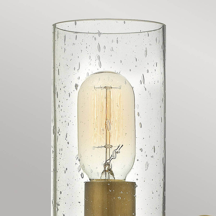 Détail du verre moucheté et de l'ampoule filament allumée