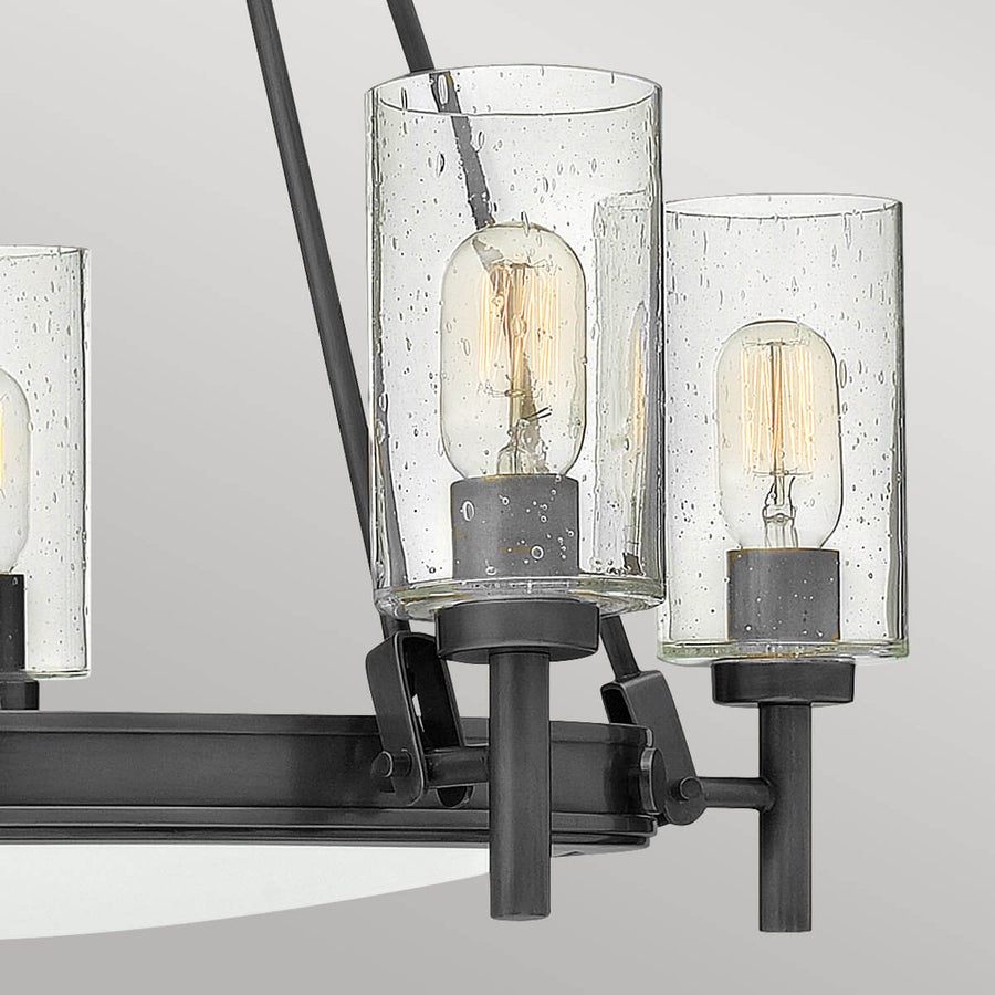 Détail rapproché de deux cylindres en verre moucheté et ampoules Edison allumées