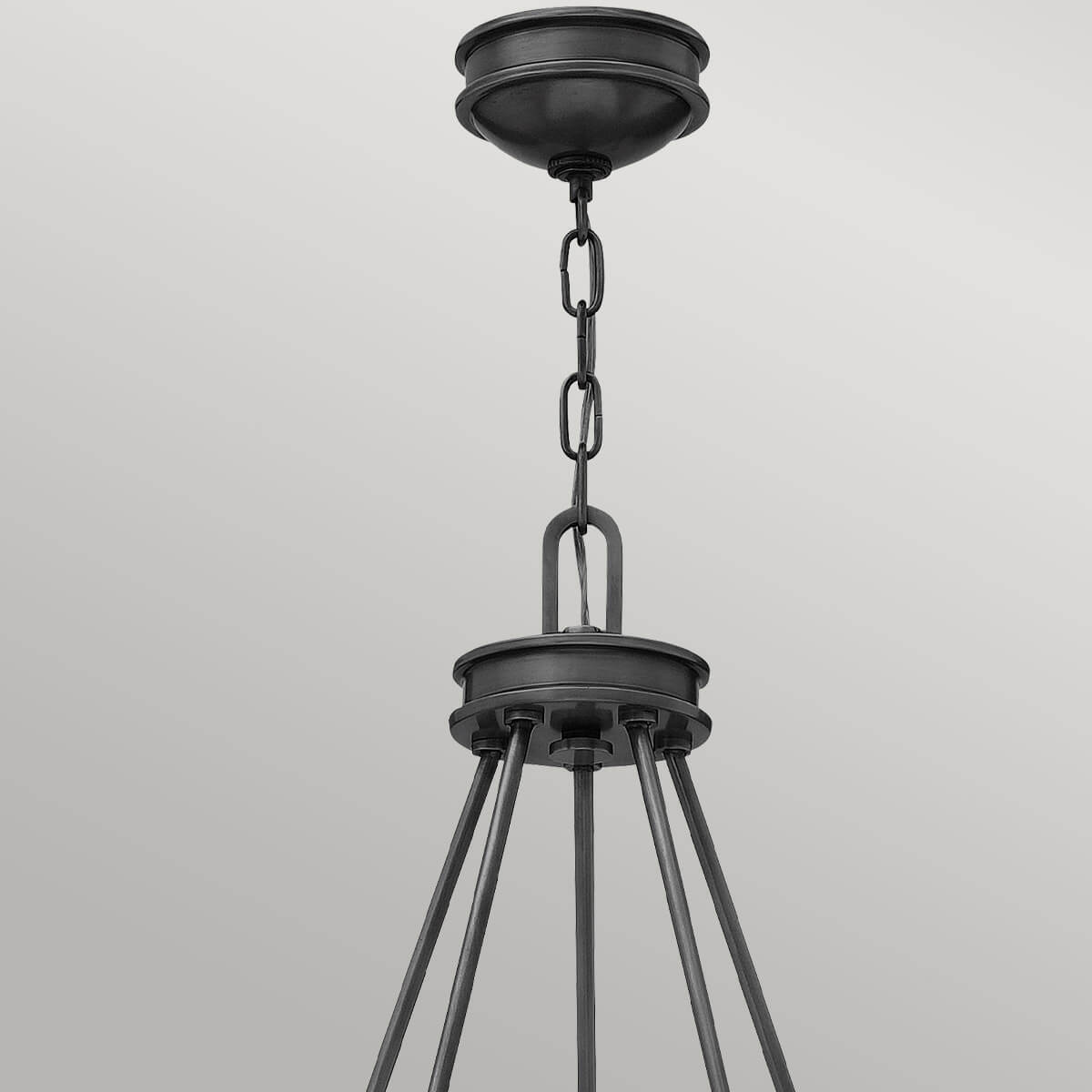 Détail du pavillon de plafond avec chaîne et tiges de suspension noires