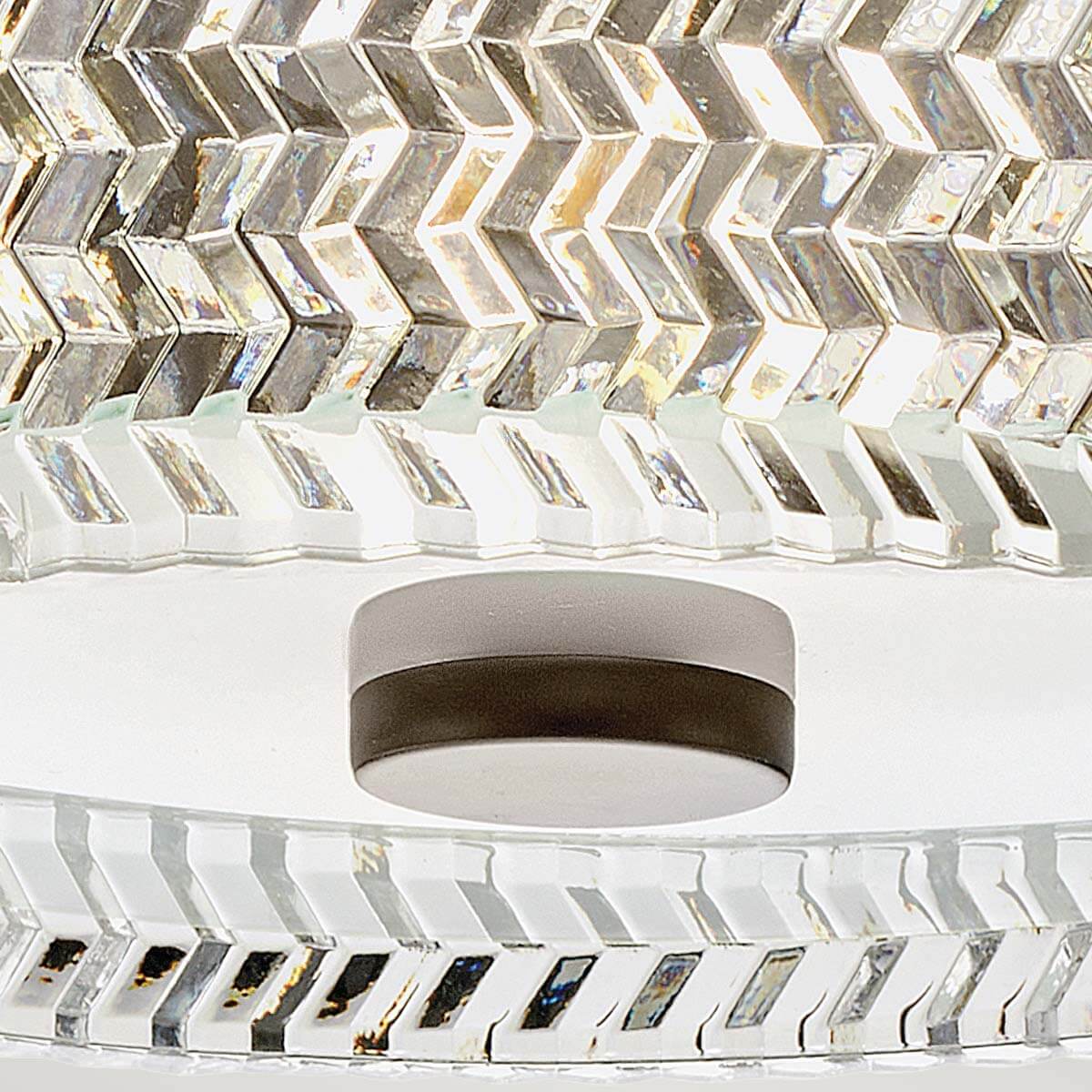Détail du verre et de la douille centrale noire sous le luminaire