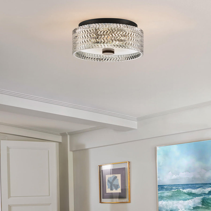 Plafonnier installé au plafond dans un intérieur blanc avec cadres