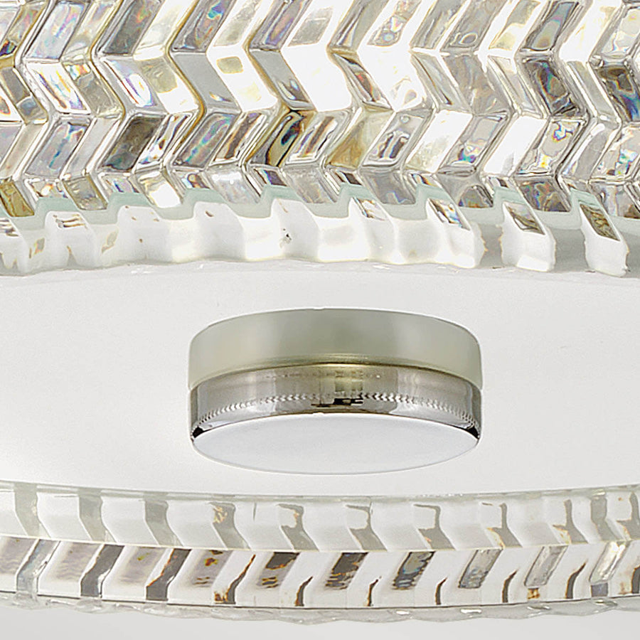 Détail de la bague centrale chromée et du diffuseur blanc sous l'abat-jour