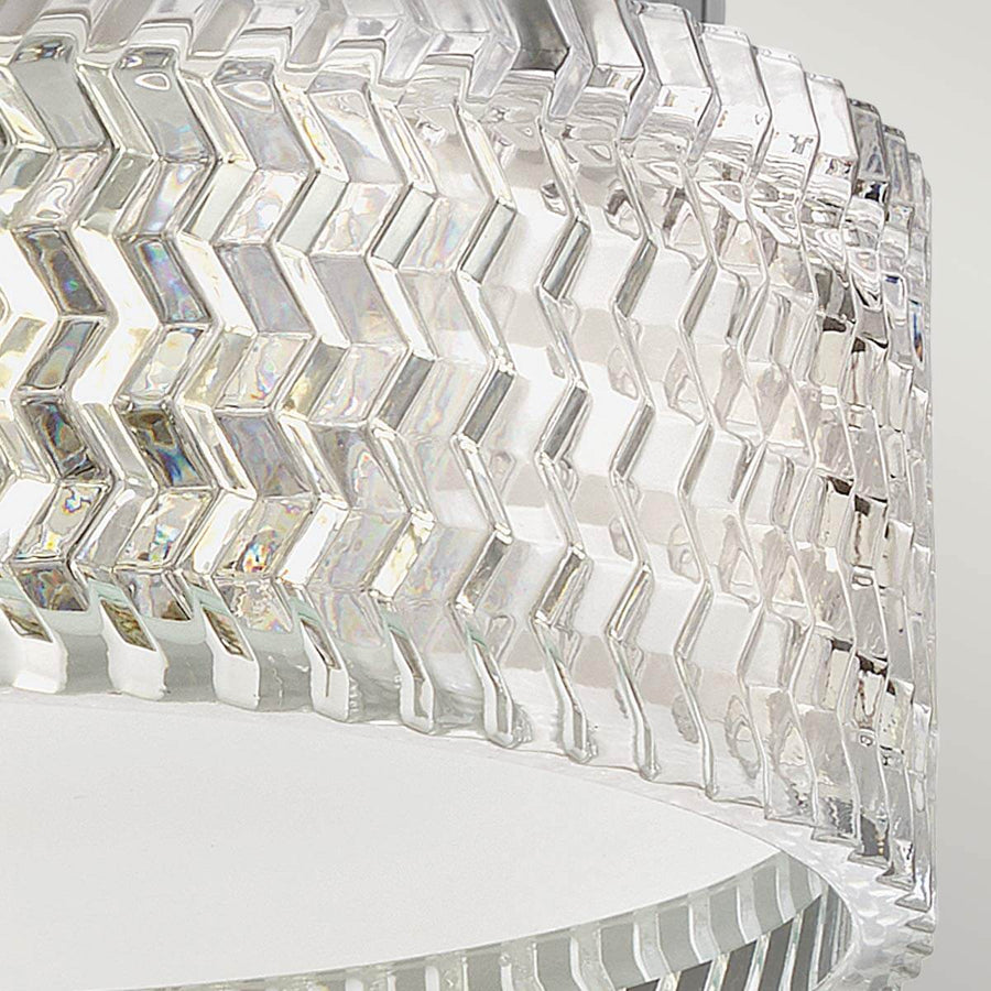 Gros plan sur la texture du verre transparent et le bord inférieur ondulé