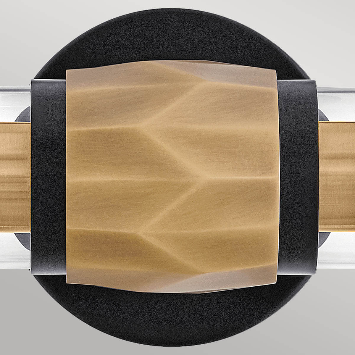 Détail de la bague centrale en laiton brossé aux facettes géométriques