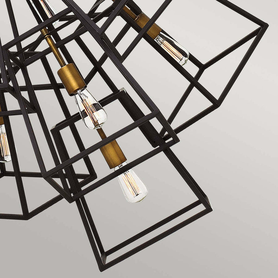 Vue rapprochée des douilles bronze et cadres métalliques entrecroisés en contre-plongée