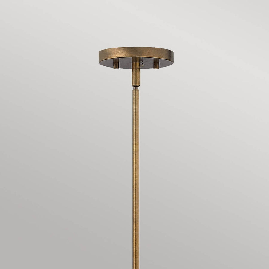 Détail de la rosace ronde en bronze fixée au plafond avec sa tige