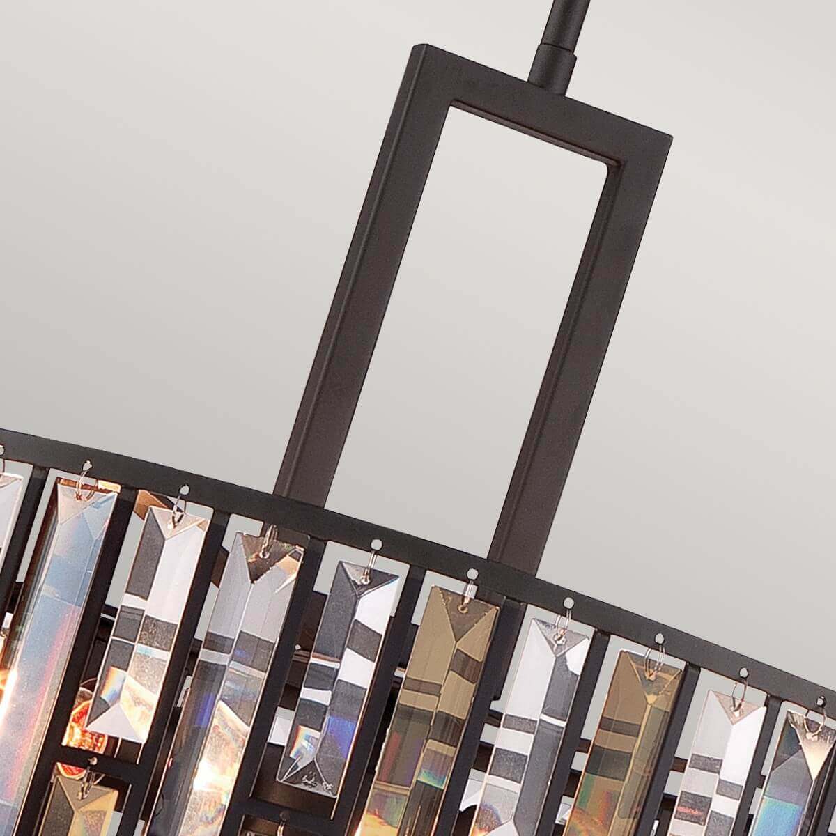 Détail du cadre rectangulaire et des prismes de cristal suspendus par anneaux