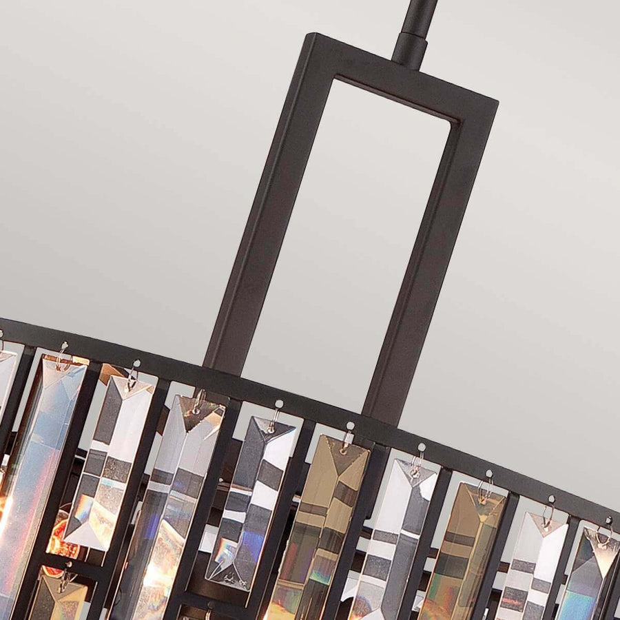Détail du cadre rectangulaire et des prismes de cristal suspendus par anneaux