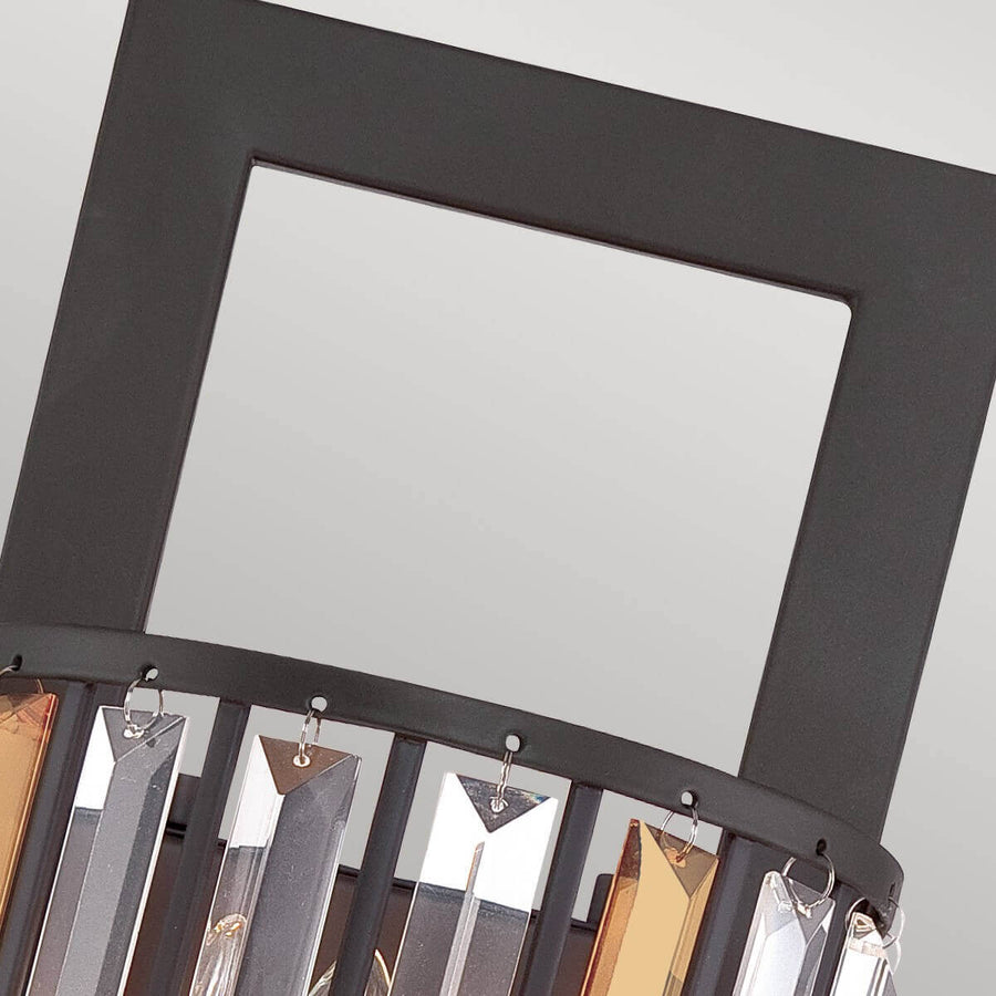 Détail du haut du luminaire montrant le cadre rectangulaire et les attaches