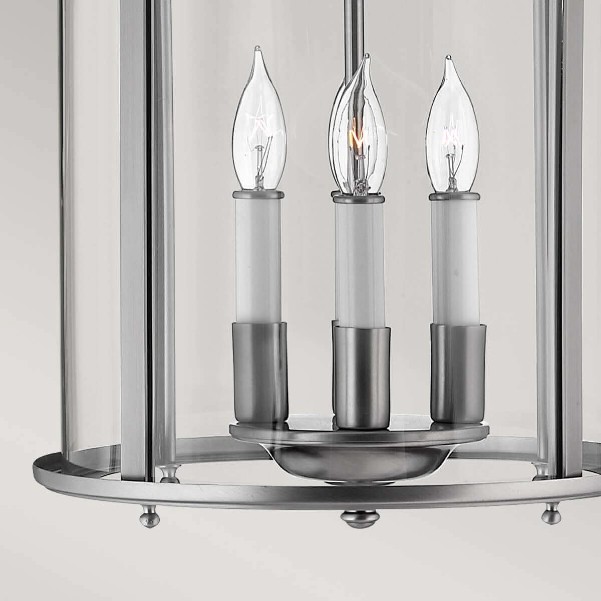 Gros plan sur les ampoules et douilles à l'intérieur du verre cylindrique.