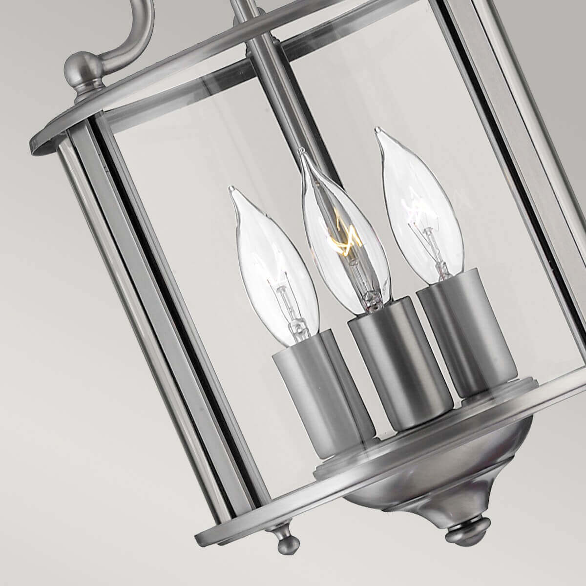 Détail des trois douilles cylindriques et ampoules flamme dans la cage de verre