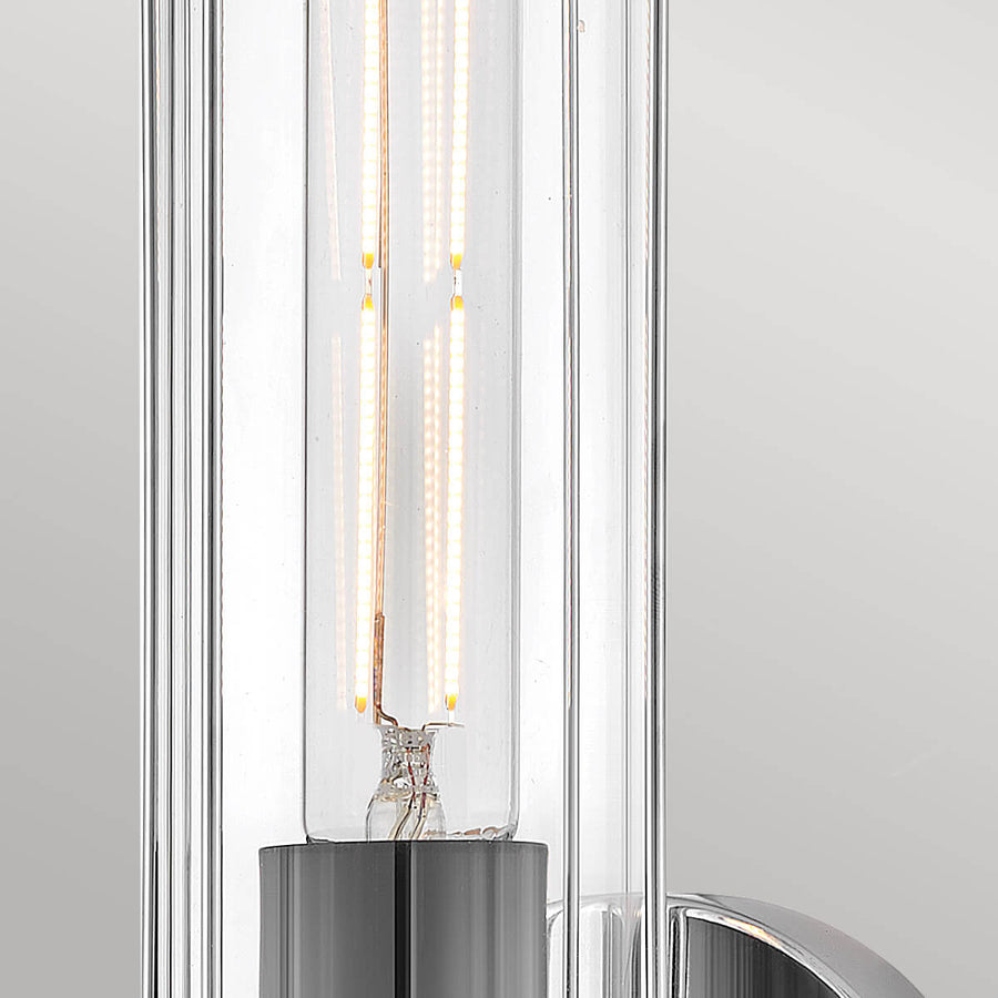 Zoom sur l'ampoule tubulaire à filament LED dans le verre transparent