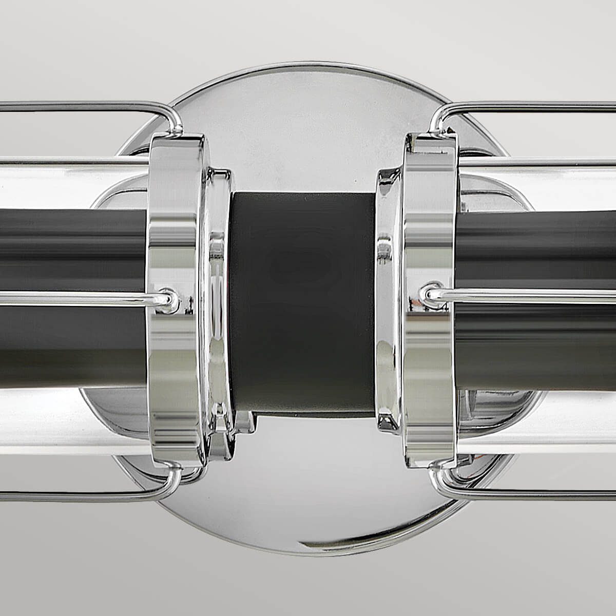 Gros plan central sur la platine ronde chromée et les fixations du luminaire.