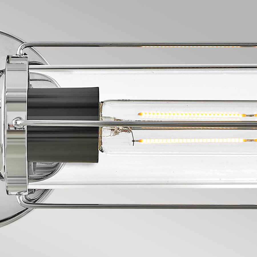 Détail de l'ampoule LED filament allumée dans le tube de verre transparent.