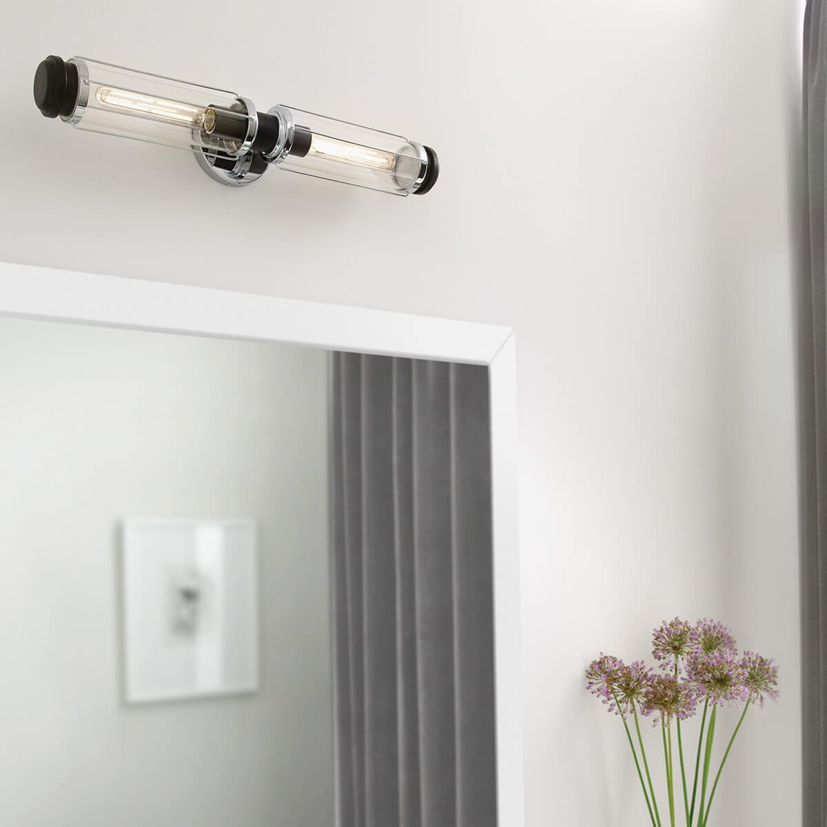 Mise en ambiance de l'applique fixée au-dessus d'un miroir de salle de bain.